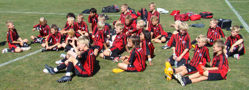 Peter sammen med 180 andre drenge p Milans Junior camp i Nrum, sommeren 2008.