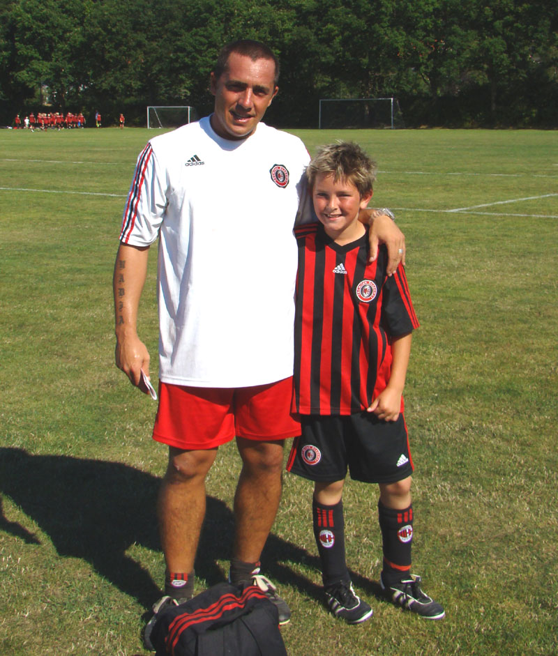 Peter sammen med den italienske trner Rafael fra AC Milans fodboldakademi, 28. juli 2008.